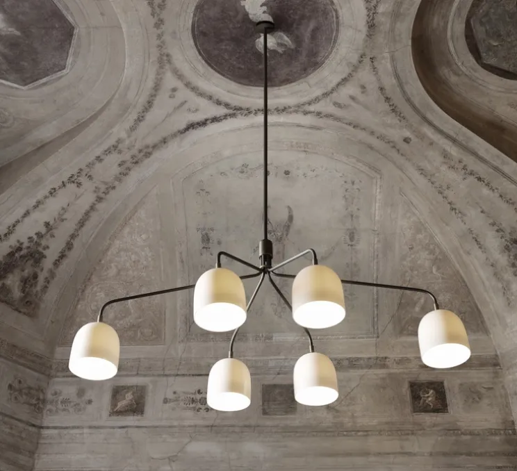 Lustre 6 bras, Howard, blanc, laiton, L133,6cm, H60,4cm - Gubi