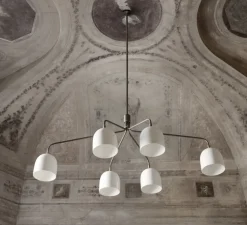 Lustre 6 bras, Howard, blanc, laiton, L133,6cm, H60,4cm - Gubi