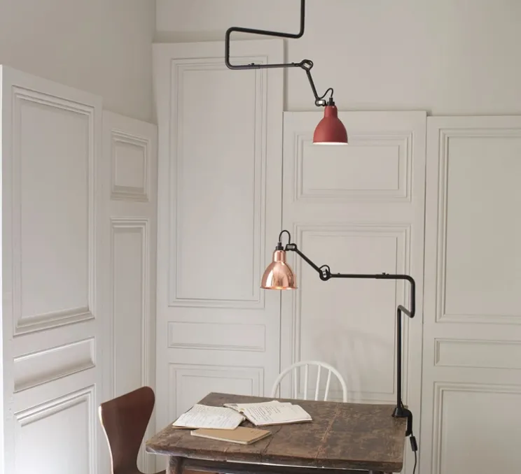 Plafonnier, Lampe Gras 312, corps noir, abat-jour rond rouge (intérieur blanc), L36cm, H66cm - DCW éditions Paris