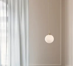 Suspension, Apiales 1, Large, laiton, verre opalin, Ø20cm, H31,6cm - Nuura