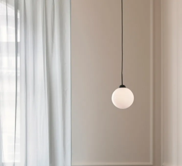 Suspension, Apiales 1, Large, noir satin, verre opalin, Ø20cm, H31,6cm - Nuura