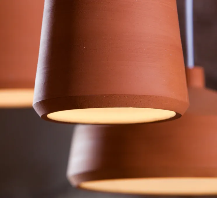 Suspension, Flame Tall, rouge mat, câble blanc, IP44, LED, dim, 2700K, 800 lm, Ø14cm, H23cm - Pott