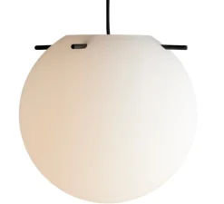 Suspension, Koi, blanc opalin, tiges noires, Ø32cm, H30cm - Frandsen