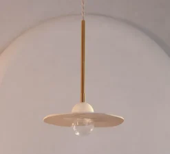 Suspension, Organic Ceramic 14/16, céramique crème, laiton vieilli brossé, verre transparent, câble en lin de 1m, Ø14/16cm, H30cm - Contain