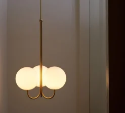 Suspension, Triple Angle, blanc et laiton, L38,8cm, H68,4cm - Anastassiades Studio