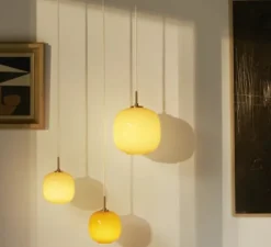 Suspension, VL 45 Radiohus, laiton, verre brillant jaune pâle, Ø25cm, H32,8cm - Louis Poulsen